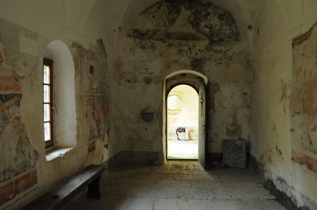 Na stenah so ostanki fresk